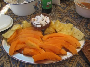 Nachtischteller: Papaya, Ananas, Kokos